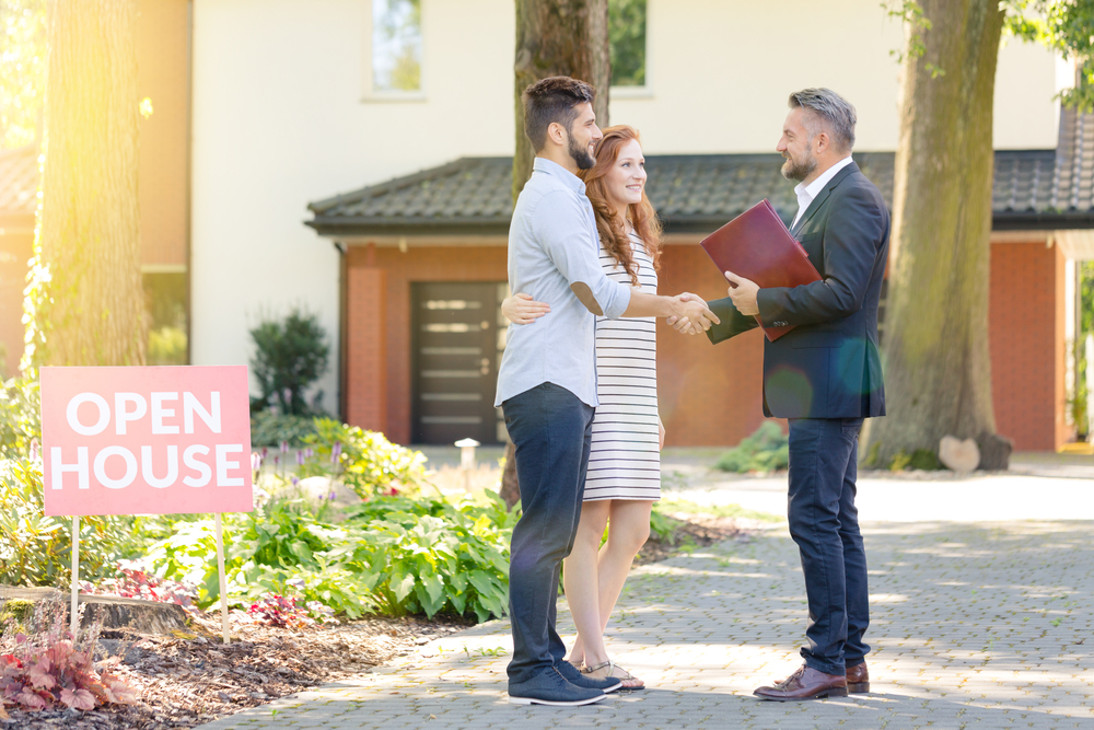Do Open Houses Work? Unveiling the Pros and Cons for NYC Home Sellers